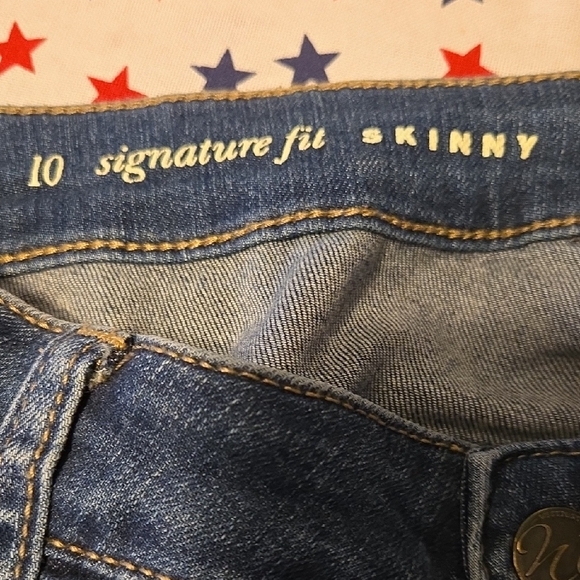 Stylish Blue Skinny Jeans with Gold Accents - Picture 3 of 6